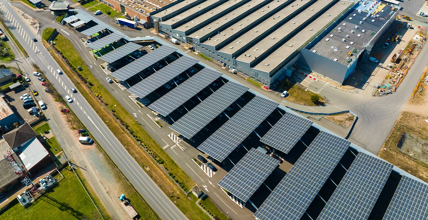 Photovoltaik-Carport für Parkplätze von Industrie- und Gewerbebauten